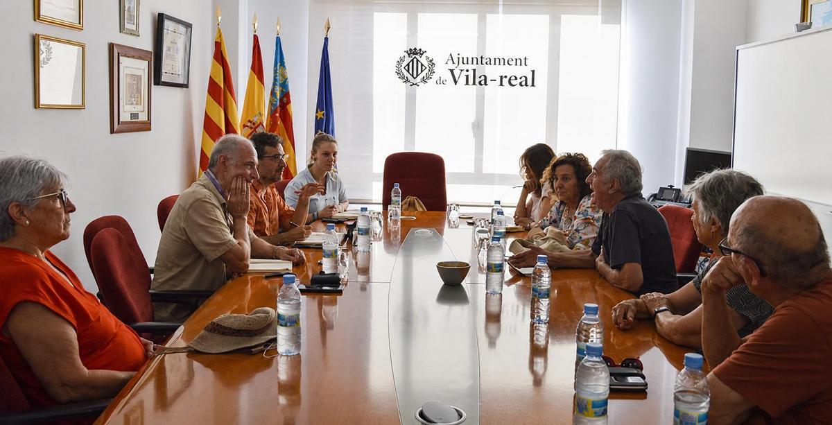 La vicealcaldeesa de Vila-real, Maria Fajardo, informó de las novedades a diferentes asociaciones de memoria histórica en una reunión mantenida en el ayuntamiento.