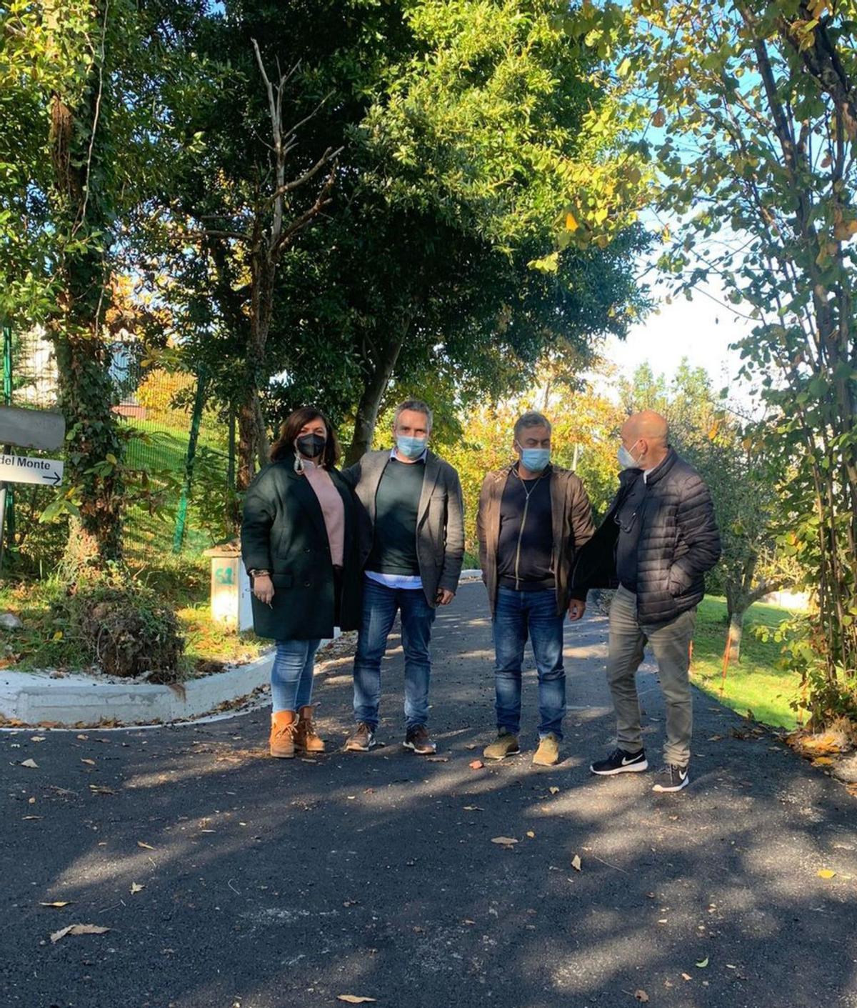 El edil José Ramón Tuero inauguró ayer la reforma de la caleya del Monte con representantes vecinales y de la empresa.