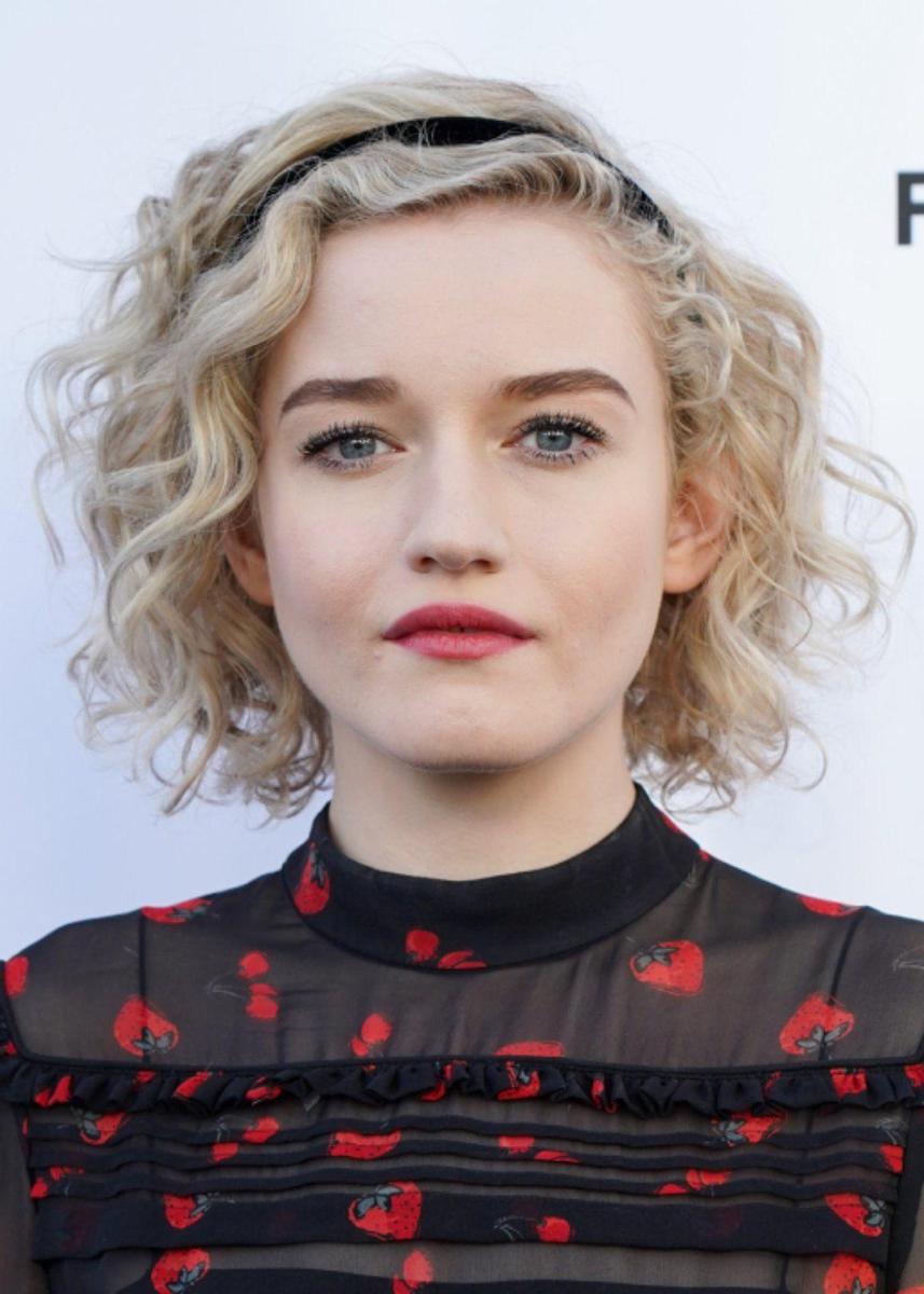 La actriz Julia Garner