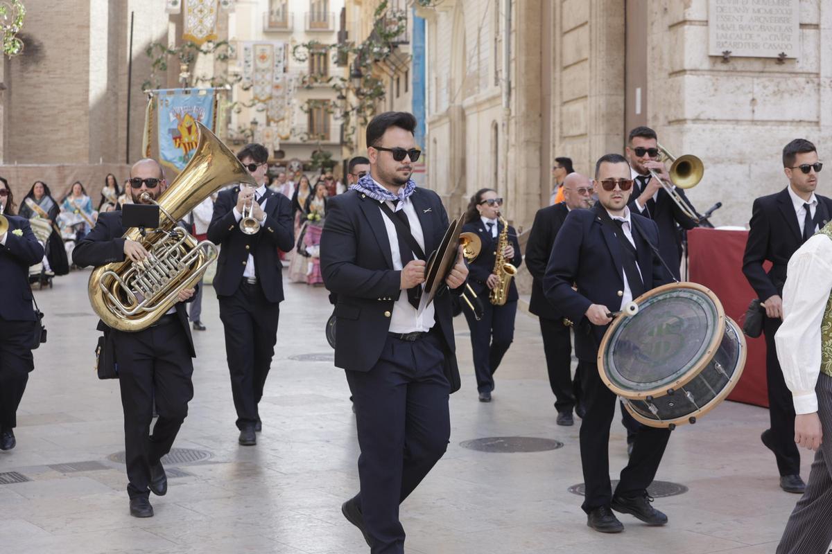 Todas las fotos de la ofrenda del 18 de marzo por la calle San Vicente hasta la 16:30 horas