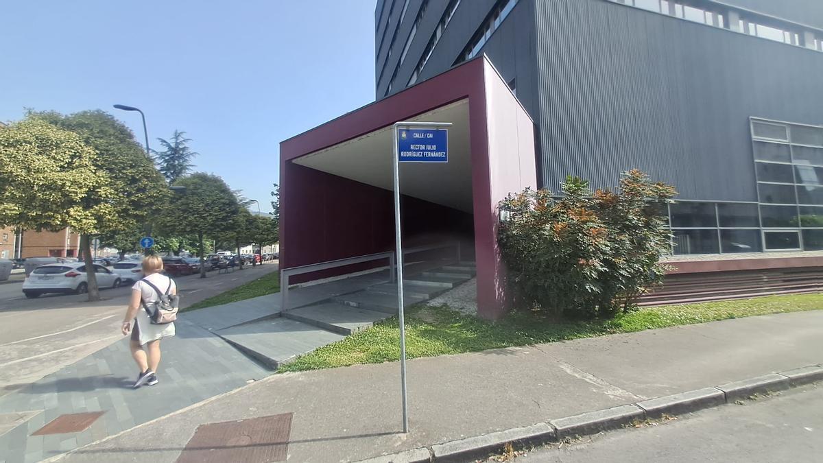 La placa localizadora de la calle Julio Rodríguez.