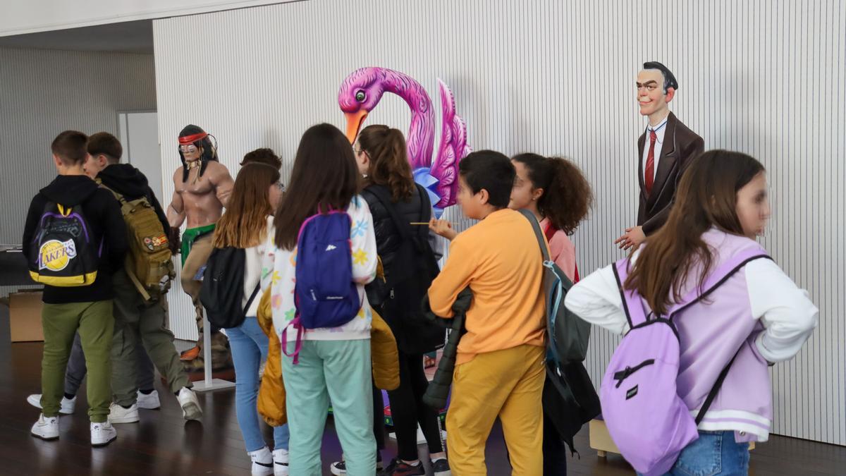 Alumnos visitan la Exposició del Ninot de Torrent.