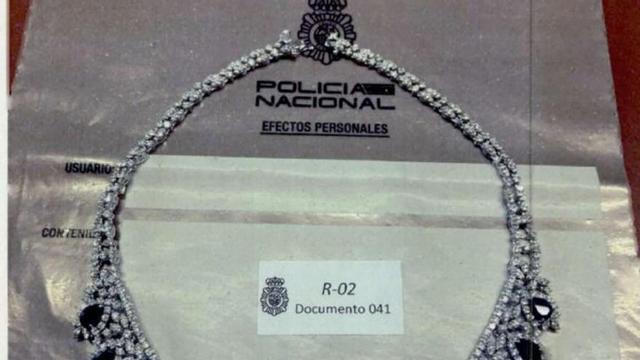 Diferents joies  que els agents van trobar  a la caixa forta situada  al despatx de Zapatero. | EL PERIÓDICO