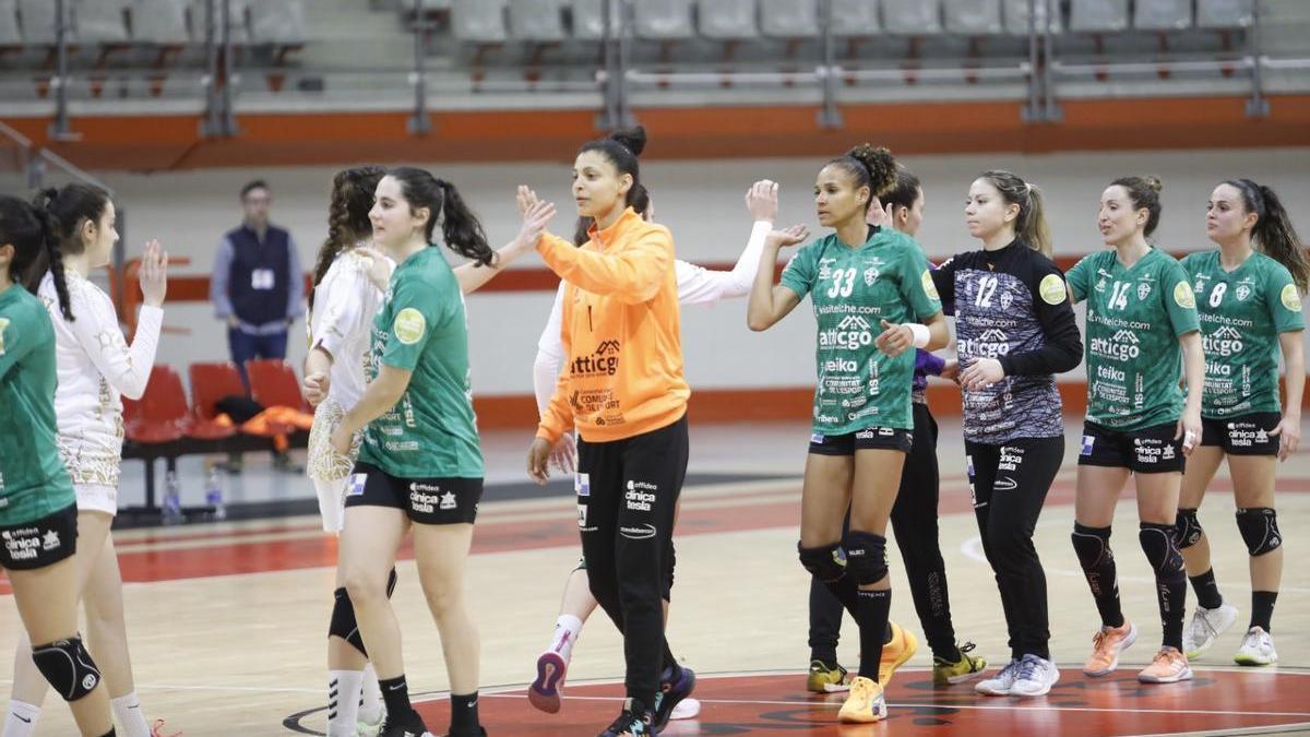 Las jugadoras del AtticGo Elche saludan a las del Motive.co Gijón, antes del partido del pasado sábado