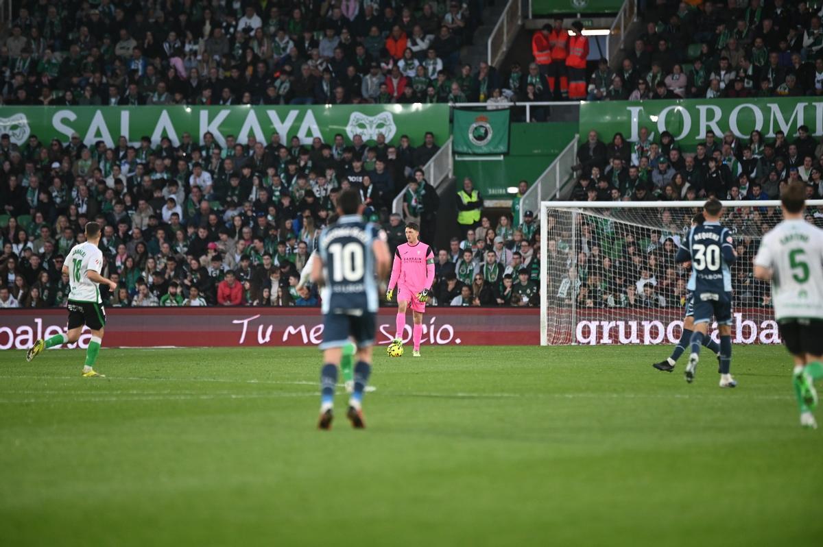 Carlos Marín con el balón controlado en el partido entre el Córdoba CF y el Racing de Santander