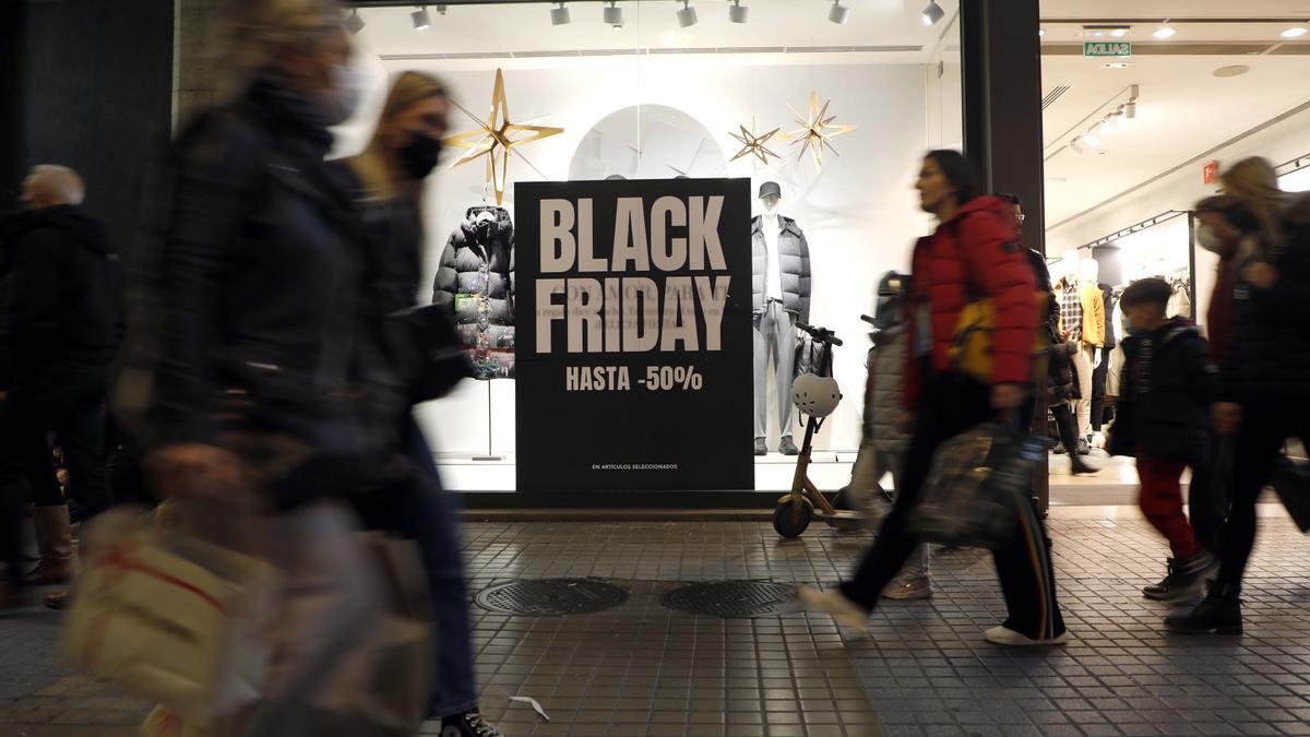 Personas comprando por el centro de València, la pasada semana en el Black Friday.