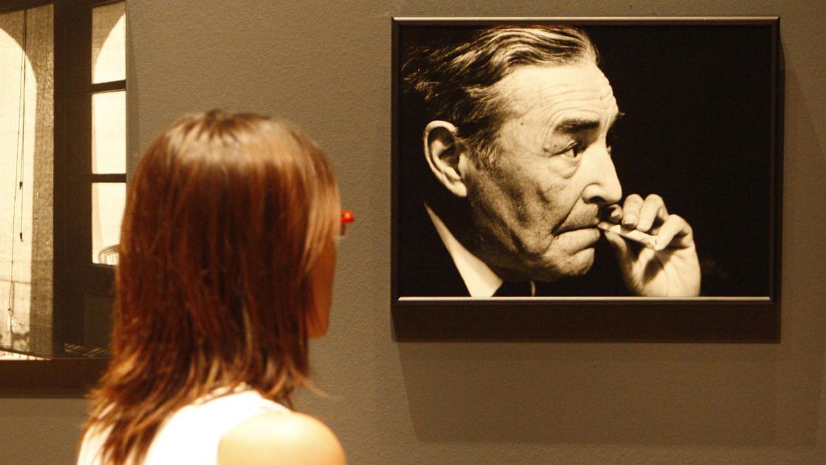 Una joven observa el retrato que Xavier Miserachs hizo de Josep Pla, expuesto en Barcelona.