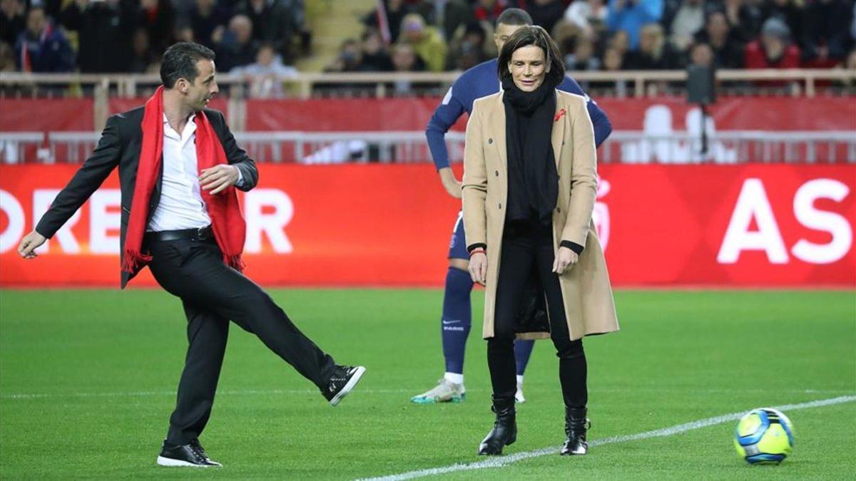 Giuly, haciendo el saque de honor antes del Mónaco - PSG