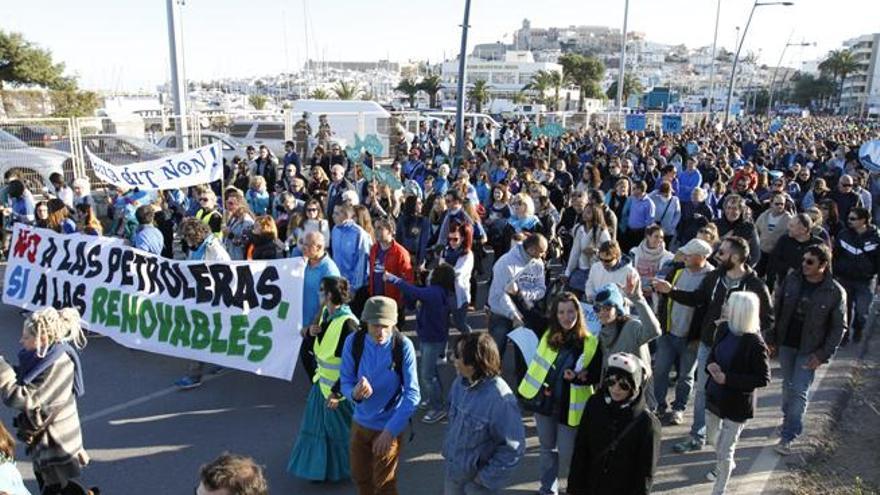 La manifestación, a su paso por la avenida de Santa Eulària, con Dalt Vila al fondo.