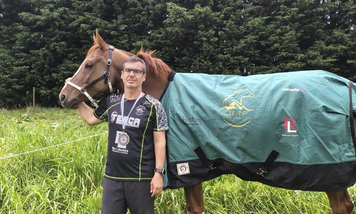 El jinete estradense y su caballo, tras el campeonato celebrado en Castro de Rei. |