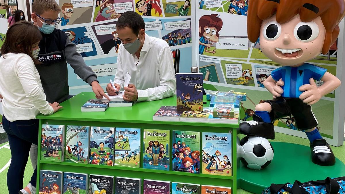 El autor de 'Los Futbolísimos' firma ejemplares