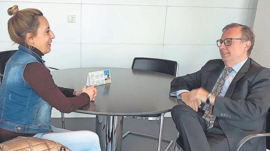 Gema Álvarez y Francisco del Busto, durante su encuentro en Oviedo.