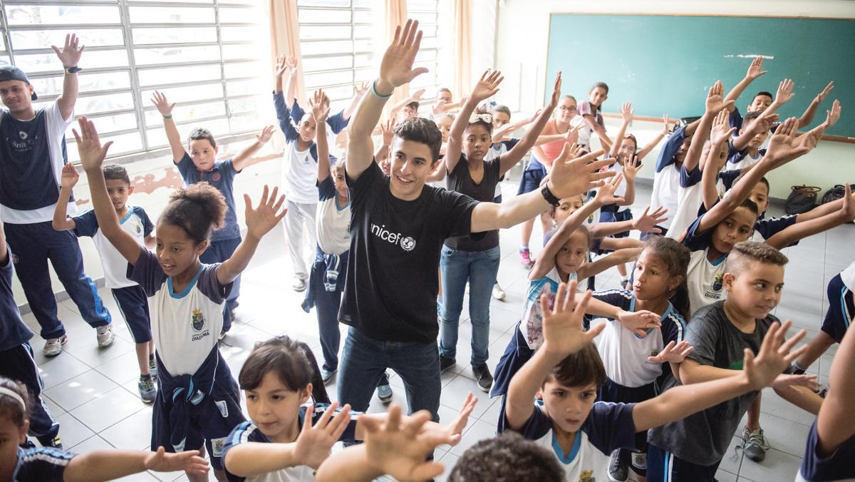 Marc Márquez ha visitat l’Escola Municipal d’Educació Bàsica Mario Santalucía a Diadema, al Brasil, recolzada per l’UNICEF.