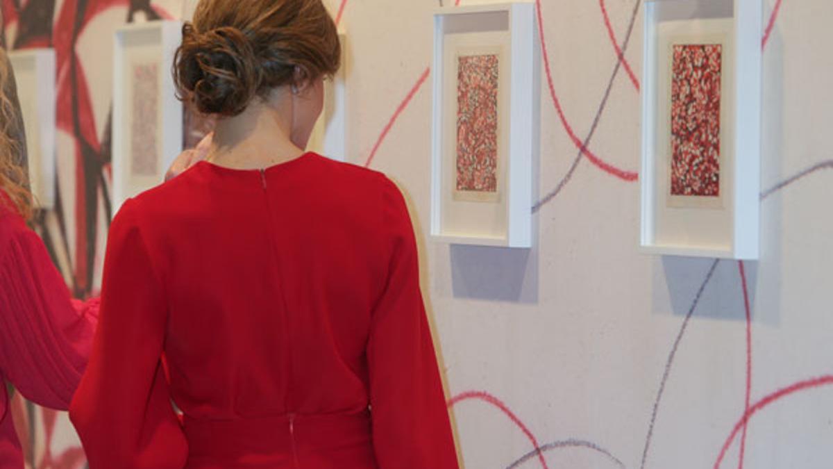 Letizia Ortiz, mujer de rojo en la feria de ARCO