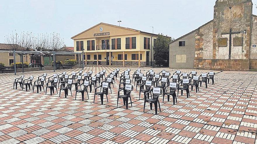 Sillas vacías en la plaza, una alegoría de la España despoblada.