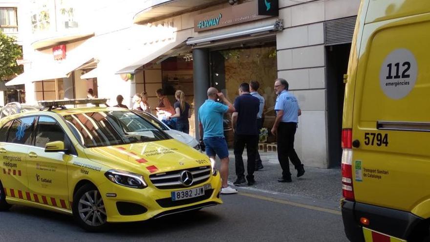 Les dues ambulàncies i alguns agents de la policia, al carrer Juli Garreta.