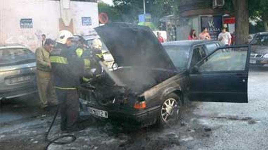 Los bomberos sofocan el fuego de un coche aparcado en Pardaleras