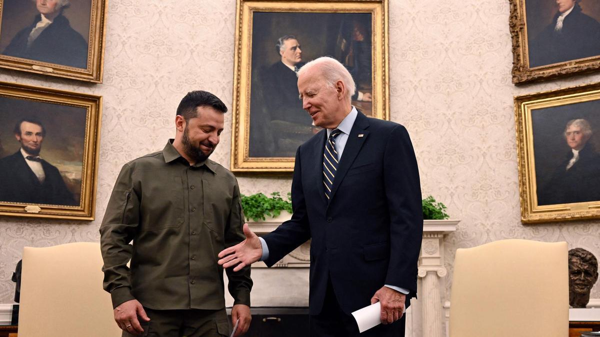 El presidente de Ucrania, Volodímir Zelenski, se reún con su homólogo estadounidense, Joe Biden.