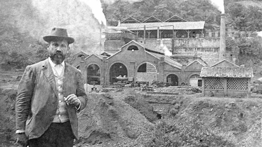 Un hombre ante la fábrica de Quirós. | fototeca del museo etnográfico de quirós