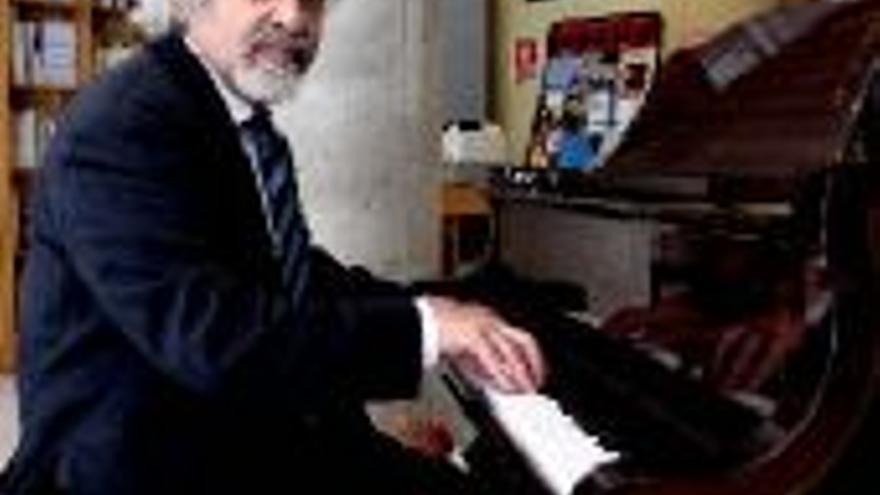 Antonio Luis Suárez DIRECTOR DE LA BANDA DE DIPUTACION: &quot;A quien le gusta la música no puede ser mala persona&quot;