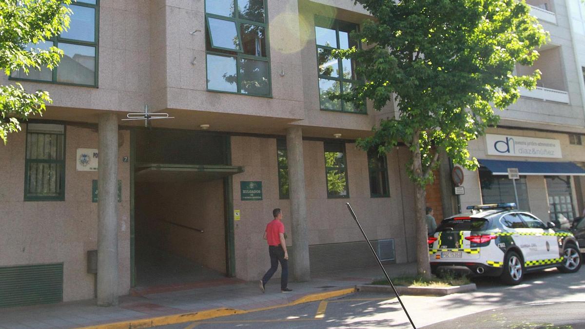 Un coche de la Policía Nacional aparcado frente a los juzgados de Verín