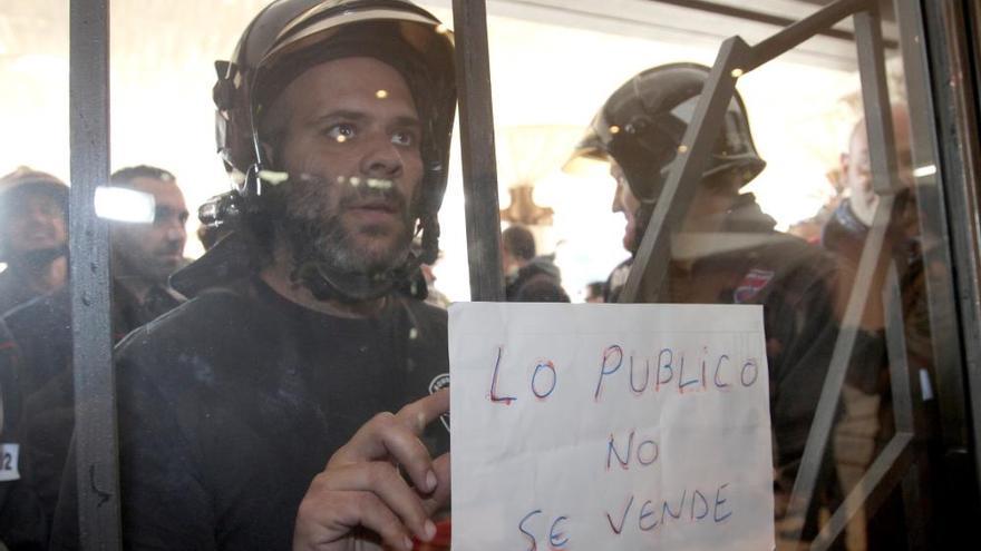 Los bomberos protestan en la Asamblea Regional