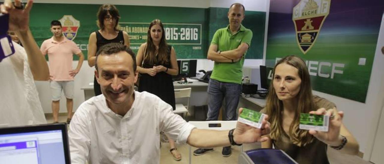 El alcalde de Elche, Carlos González, y la concejala de Deportes, Cristina Martínez, se sacan el abono de la temporada 2015-2016.