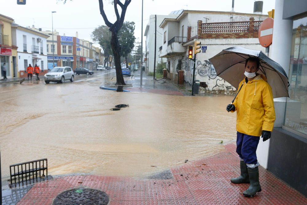 De nuevo, como a comienzos de año, el distrito de Campanillas ha sido el mas castigado por la acumulación de agua, desbordándose arroyos y anegándose muchas de sus calles.