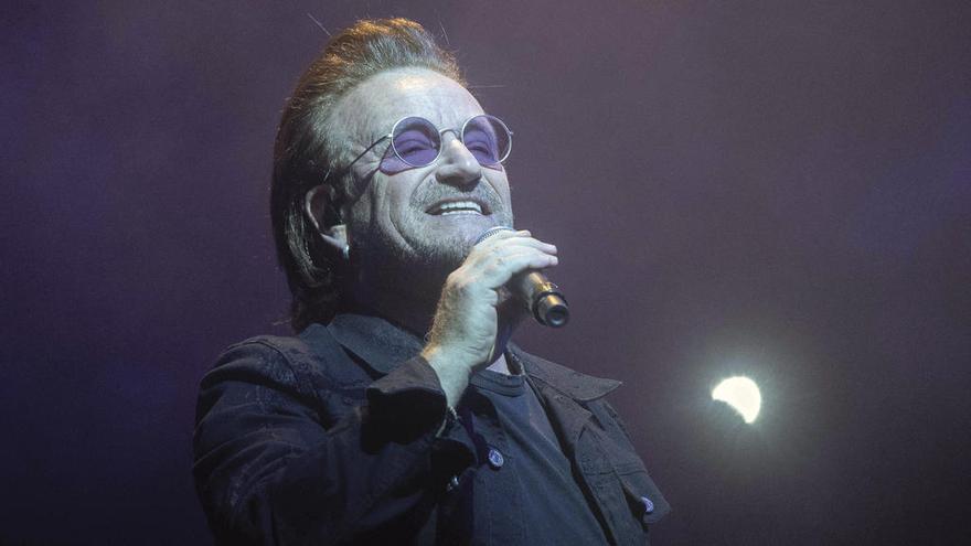 Bono, durante el concierto del pasado viernes en Berlín. // P. Zinken