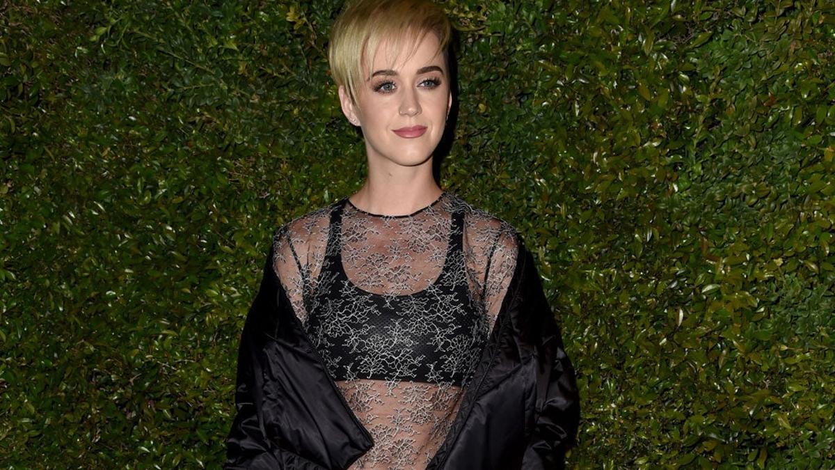 Katy Perry se atreve a ponerse el top deportivo para ir de fiesta