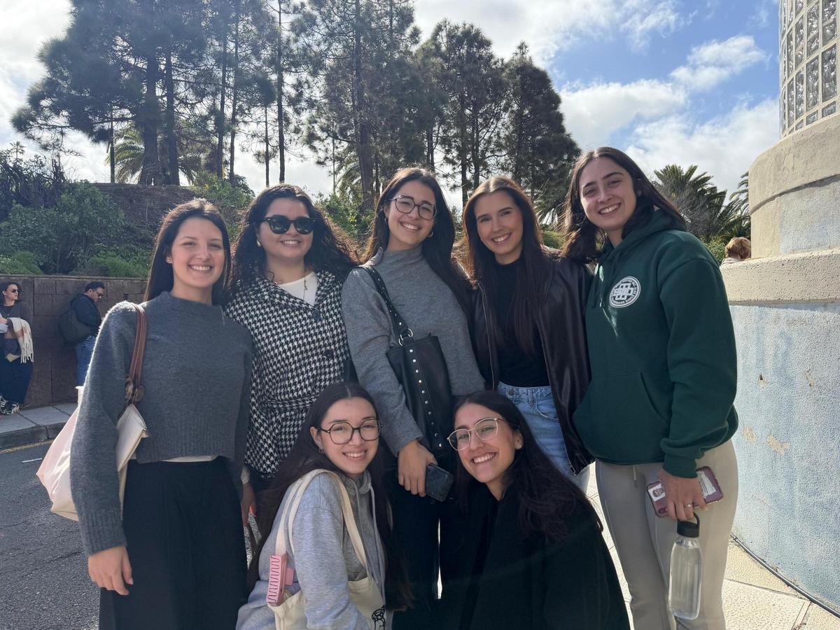 Saray Díaz, María Lorenzo, Claudia Santana, Sherezade Paz, Saida Henríquez y Sara Arencibia, aspirantes al examen EIR.