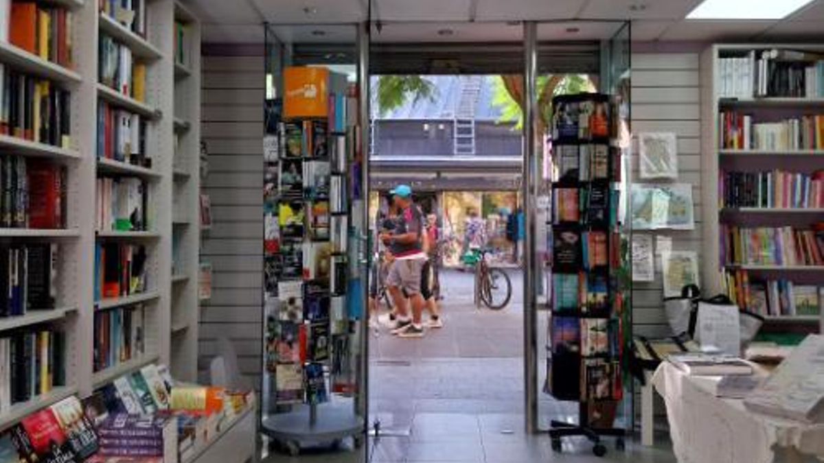 La librería La Garba, en la Barceloneta, cerrada en enero.