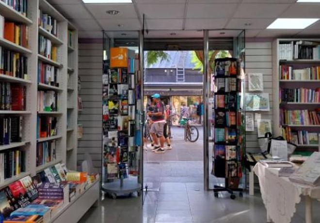 La librería La Garba, en la Barceloneta, cerrada en enero.