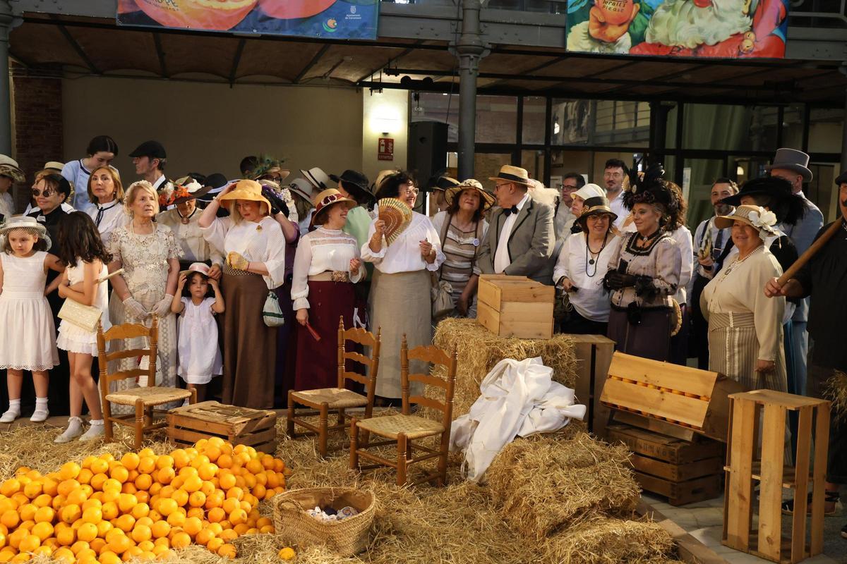 Figurantes y vecinos ataviados con ropa modernista se han dado cita esta tarde en la apertura de una nueva edición.