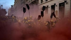 Concentración de bomberos forestales de la Comunidad de Madrid en el ministerio de Hacienda.