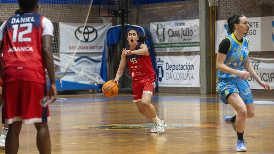 Carlota Velasco, de Maristas, lleva el balón en un ataque de su equipo.