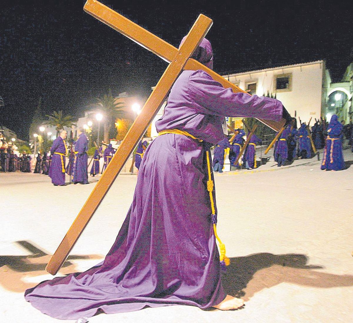 Procesión de la cofradía de Jesús Nazareno en Castro. | SÁNCHEZ MORENO