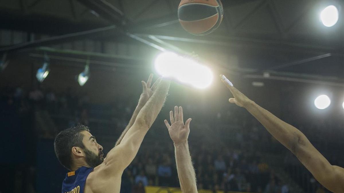 Juan Carlos Navarro lanza a canasta en el tercer encuentro de cuartos de la pasada temporada ante el Lokomotiv