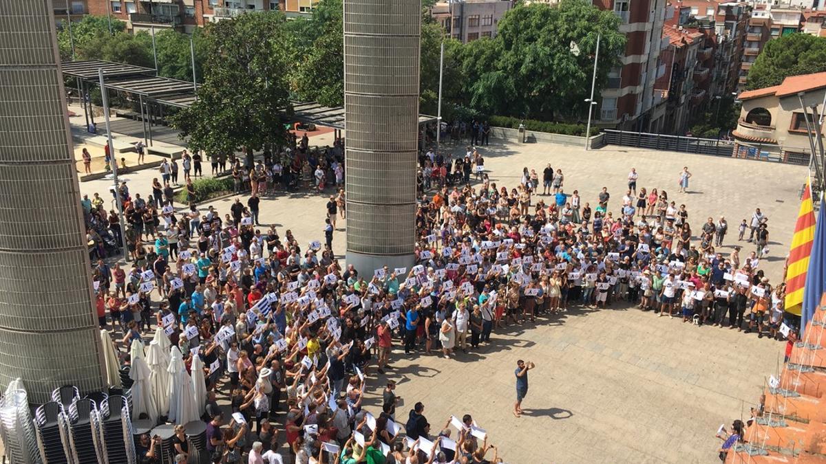 Concentración de solidaridad con las víctimas de Barcelona en Santa Coloma.