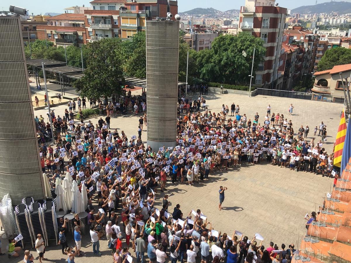Concentració de solidaritat amb les víctimes de Barcelona a Santa Coloma.