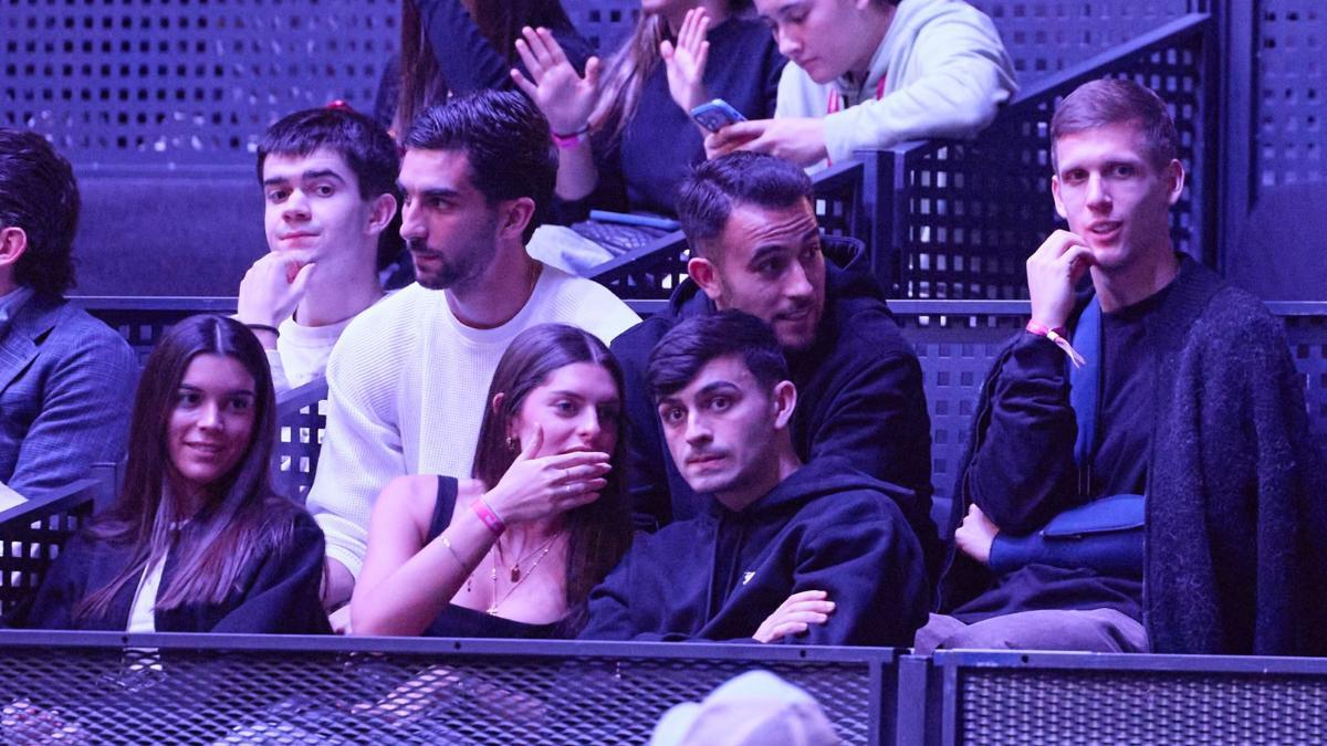 Ferran Torres, Eric Garcia, Dani Olmo y Pedri, en el palco del Palau Sant Jordi en las Premier Padel Tour Finals