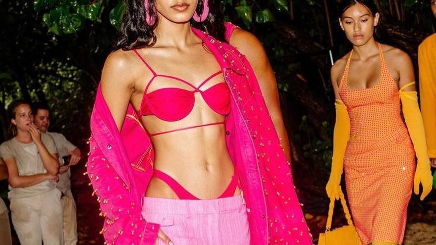 La modelo Mahi Kabra luce un bikini fucsia de la marca Jacquemus, color que será tendencia este verano 2022