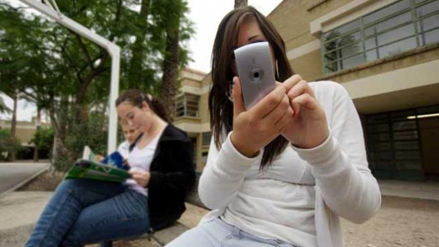 Una mujer utilizando su smartphone