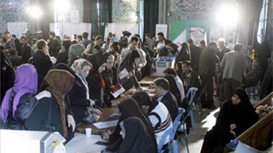 Las autoridades iraníes prolongan tres horas la votación para las elecciones parlamentarias