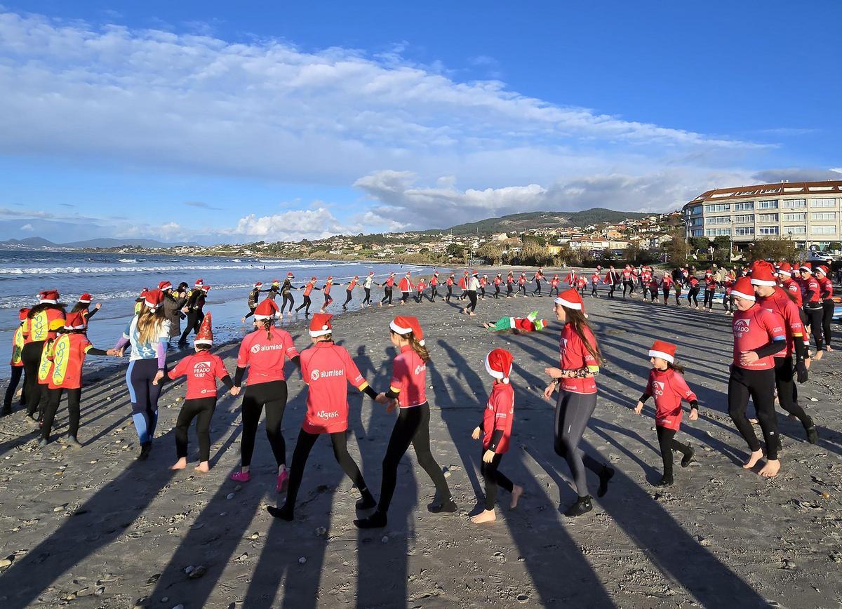Papá Noeles surfistas solidarios al agua en Patos