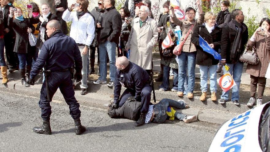 Un activista pro-derechos del Tíbet es arrestado por la Policía durante el recorrido por París de la antorcha olímpica. La antorcha de los Juegos de Pekín 2008 avanzó hoy en la capital francesa entre manifestaciones pro derechos humanos, incidentes y, al menos, un apagón, sin que nada haya podido hacer el impresionante dispositivo de seguridad para evitarlo.