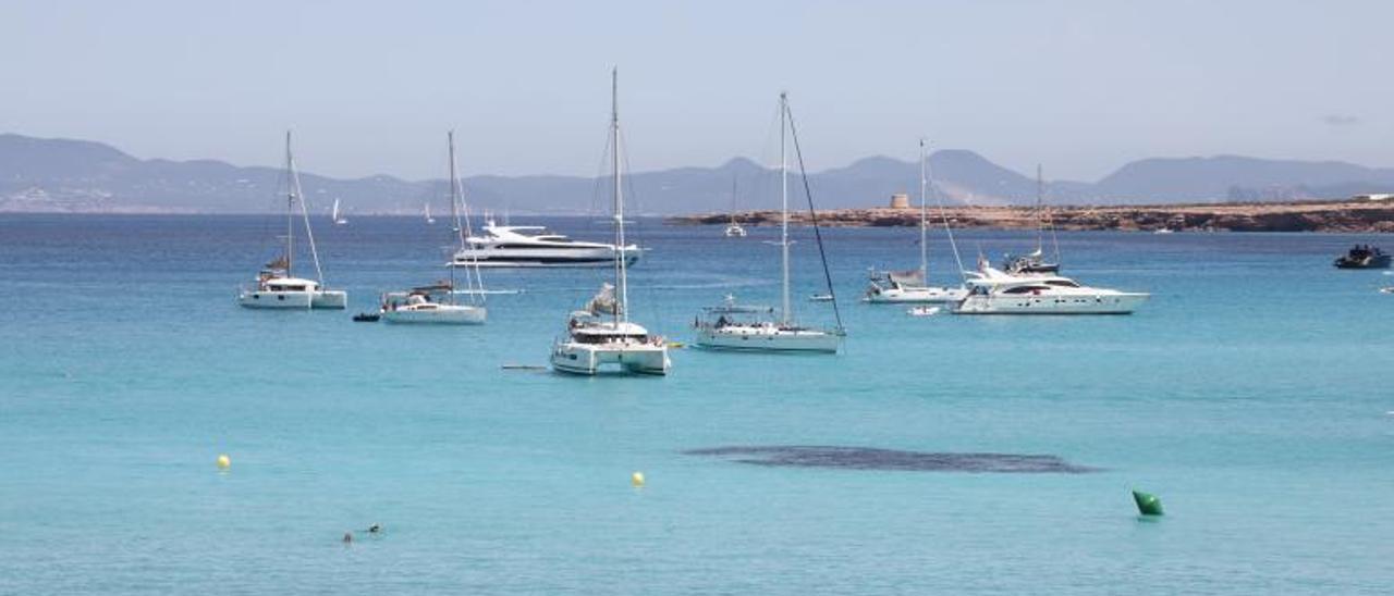 Embarcaciones de recreo fondeadas sobre arena a lo largo del litoral de Cala Saona. | C.C.