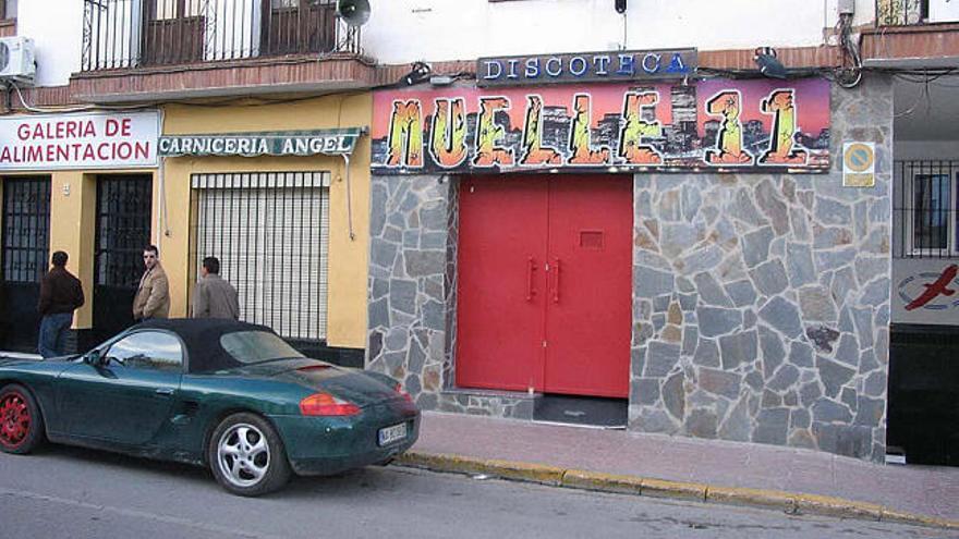 Ronda. Imagen de archivo de la puerta de la discoteca donde ocurrió el suceso.