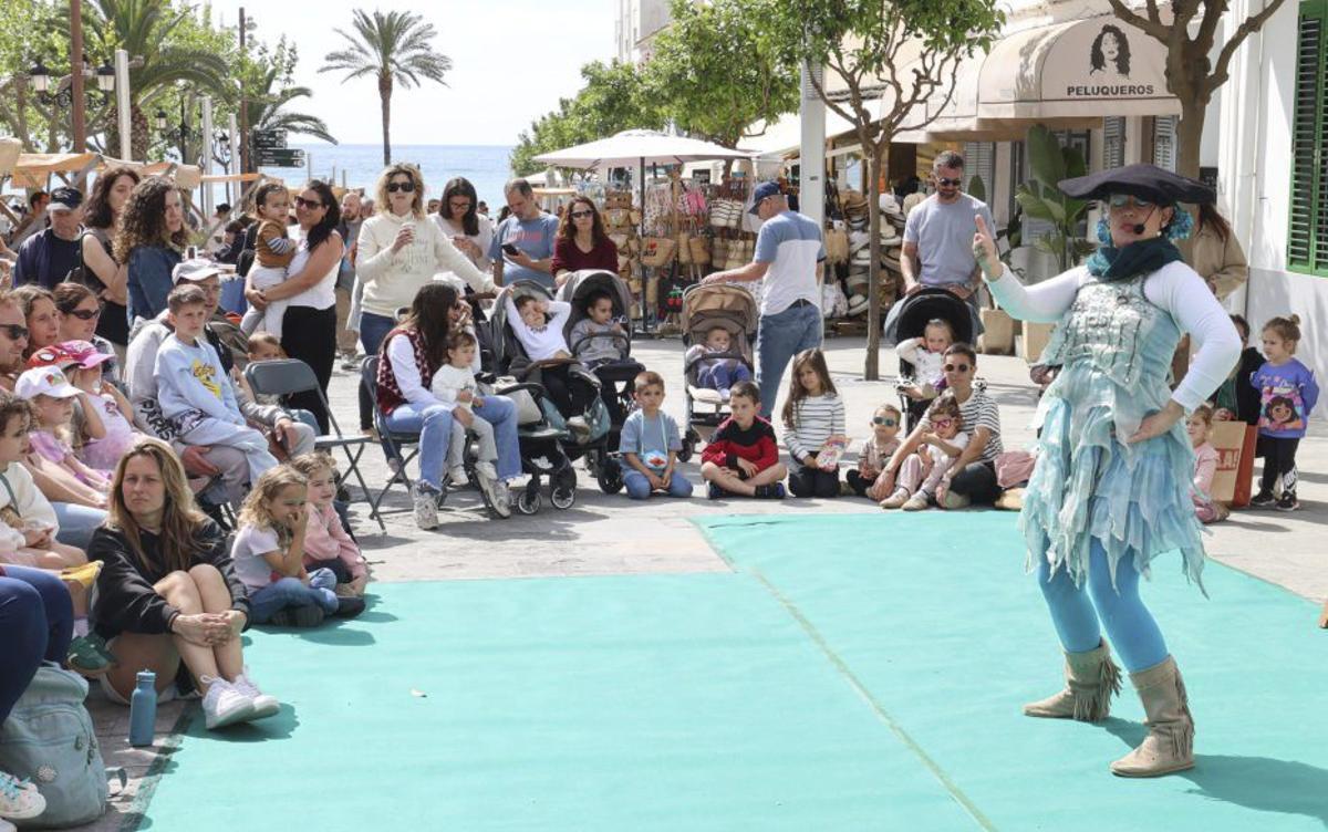 ‘La magia de las palabras’ atrajo a las familias en Santa Eulària. |  | J.A. RIERA