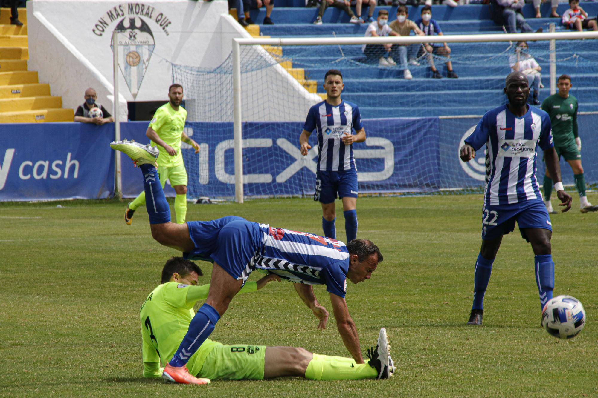 Goles y fiesta en la despedida del Alcoyano (2-3)